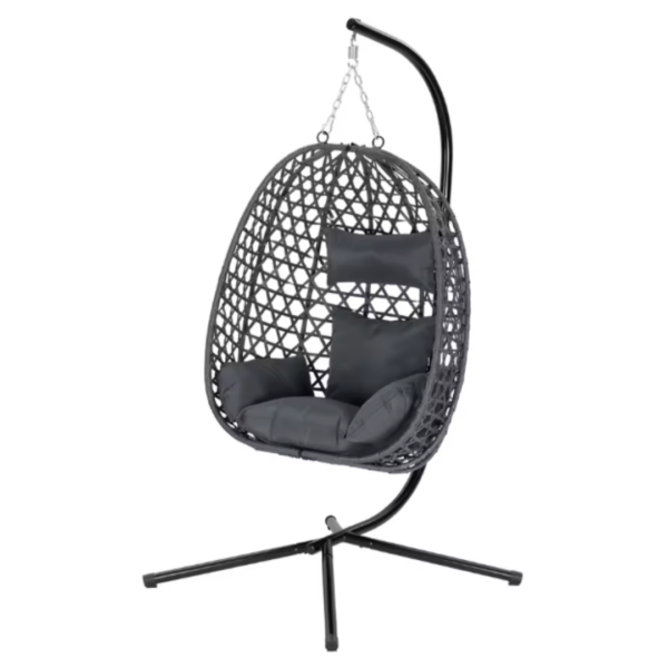Fauteuil suspendu en forme d'œuf avec coussins gris sur fond blanc.