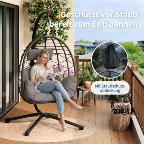 Fauteuil suspendu sur un balcon avec focus sur la housse de protection.