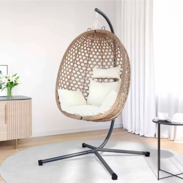 Fauteuil suspendu d'intérieur dans un salon lumineux et contemporain.