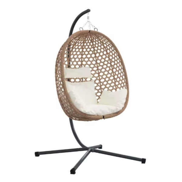 Fauteuil suspendu œuf en résine tressée avec coussins blancs et socle noir.