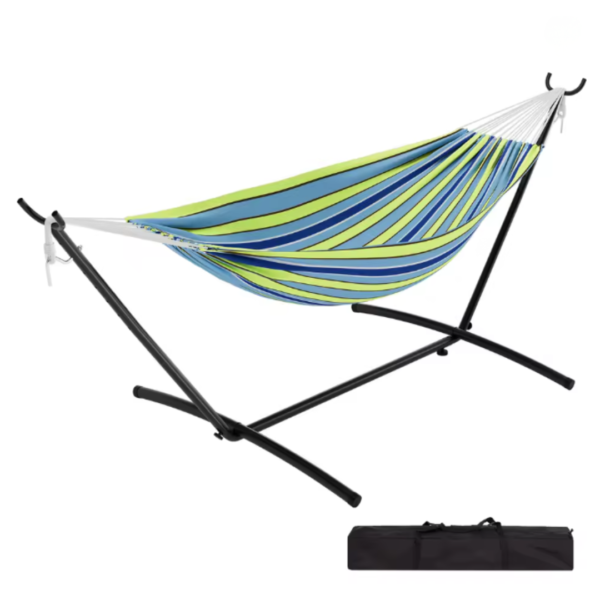 Modèle de hamac avec support à rayures bleues et vertes présenté sur fond blanc avec son sac de transport noir inclus.